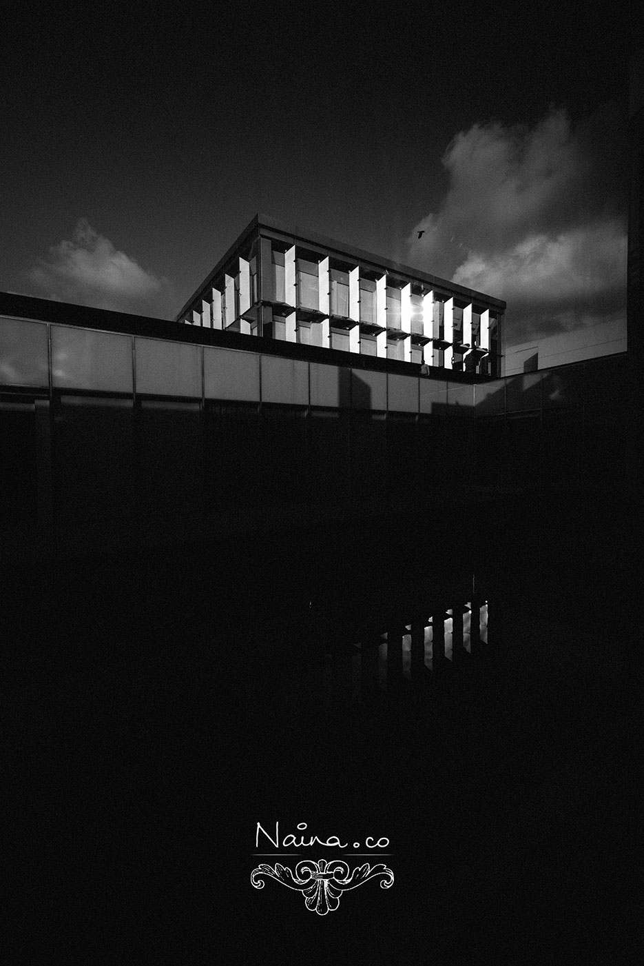 The Oberoi Hotel, Gurgaon. Blue tiles, water and blue skies. Photography by photographer Naina Redhu of Naina.co