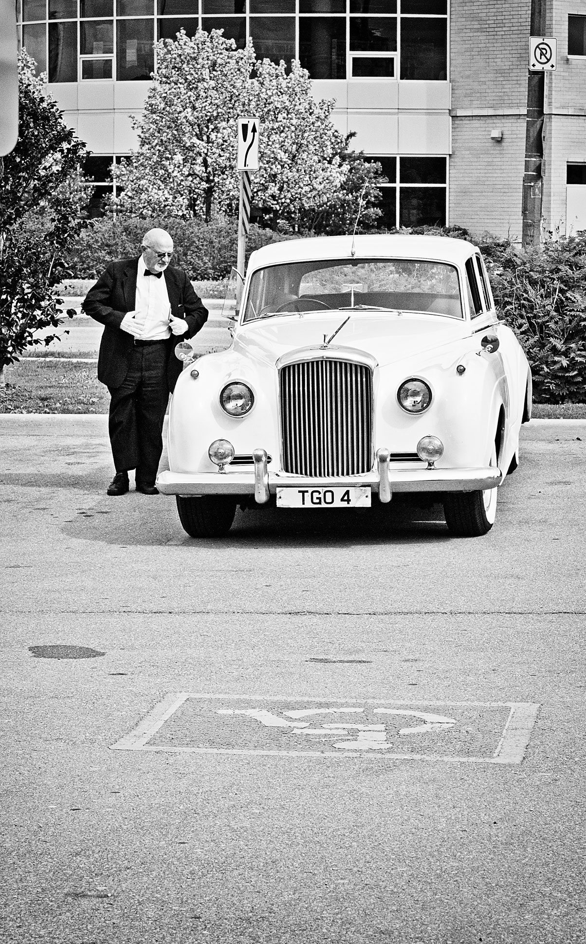 Indian wedding photographer : photography by Naina | 1952 vintage Bentley