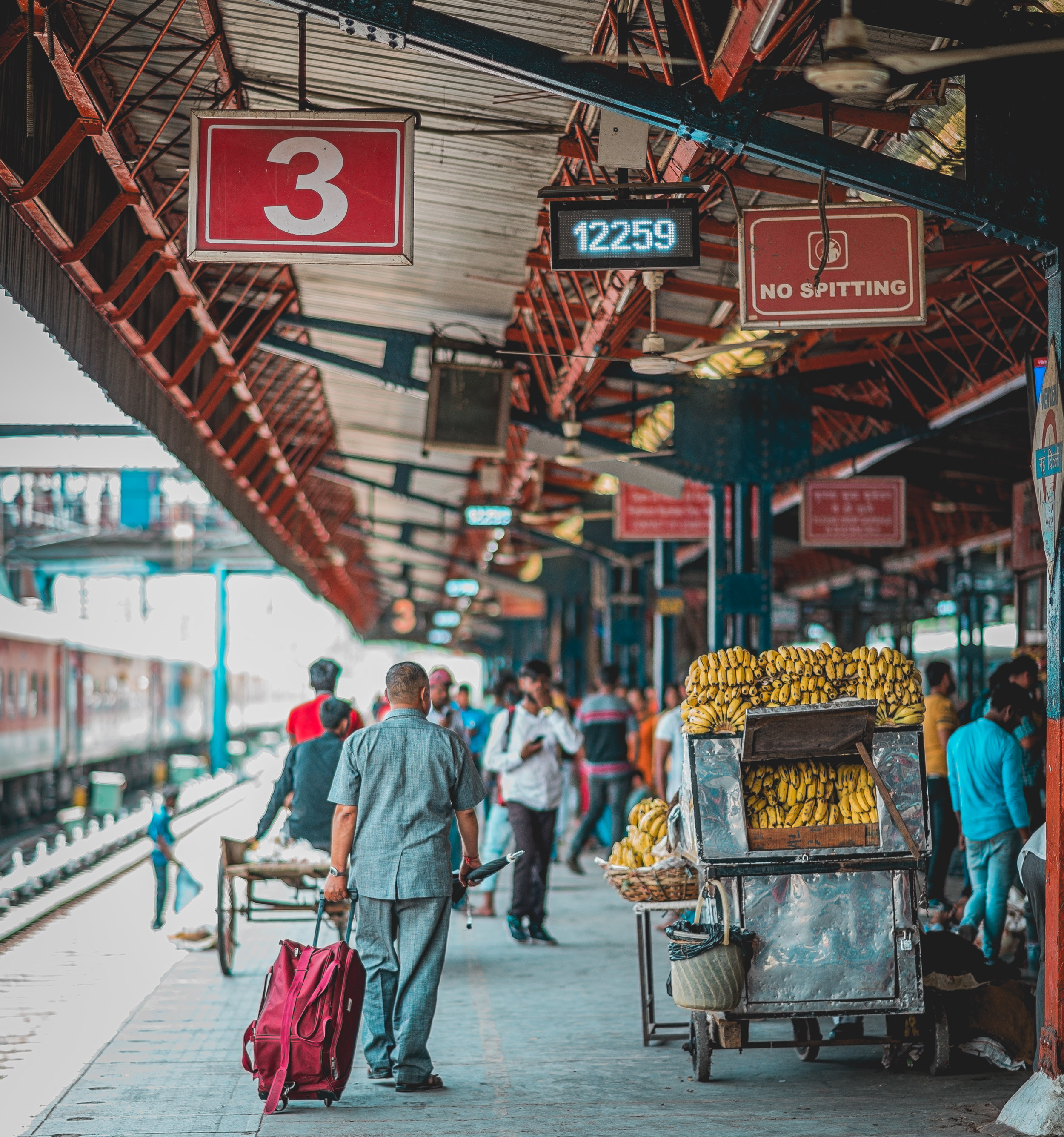 naina.co. naina redhu, the voice of fashion, TVoF, commissioned photo story, photo essay, photo story, photography assignment, photo assignment, NDLS, New Delhi, Railway Station, Railway Look, Airport Look, EyesForStreetStyle, Street Style, India Street Style, Railway Station Street Style