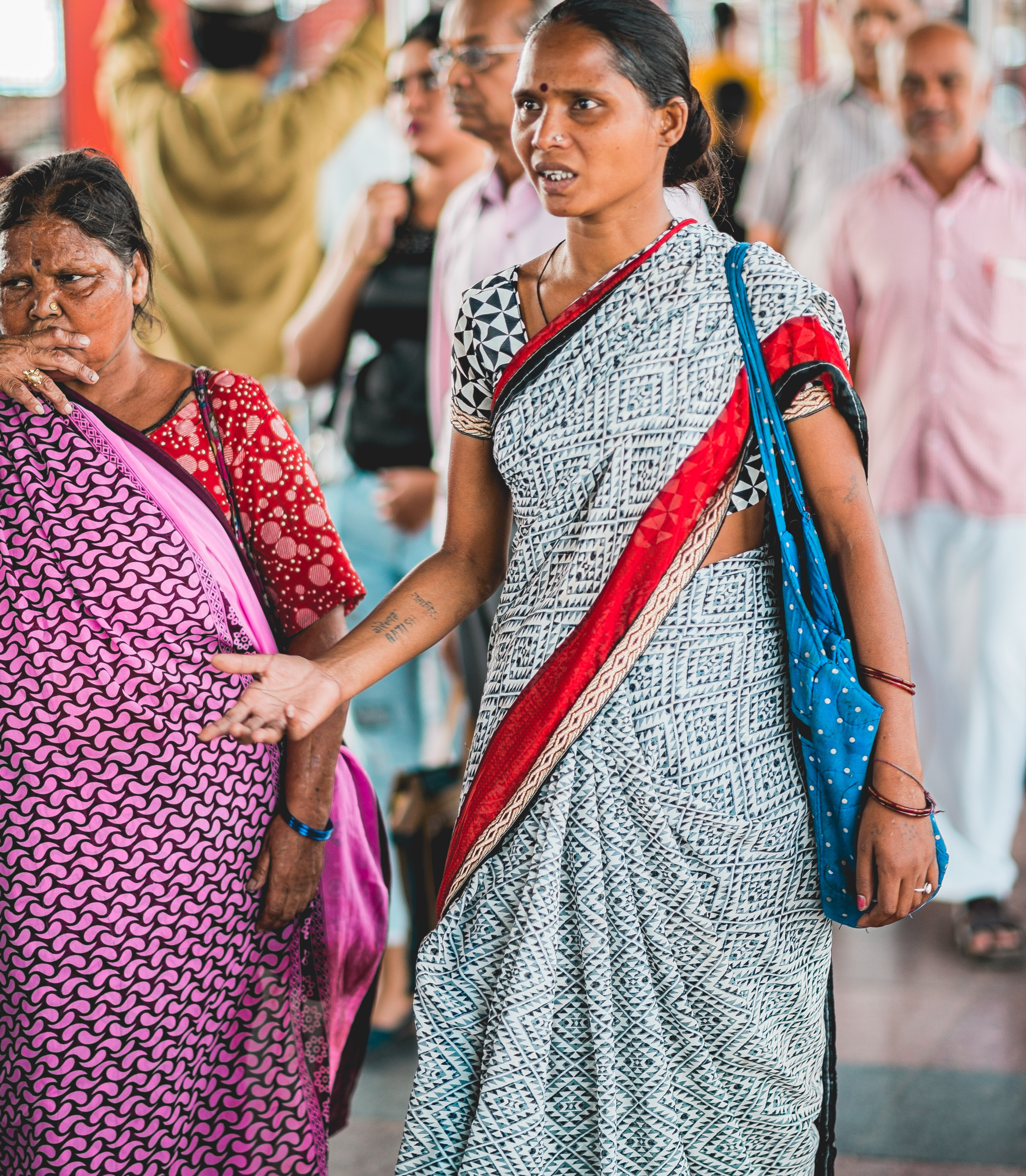 naina.co. naina redhu, the voice of fashion, TVoF, commissioned photo story, photo essay, photo story, photography assignment, photo assignment, NDLS, New Delhi, Railway Station, Railway Look, Airport Look, EyesForStreetStyle, Street Style, India Street Style, Railway Station Street Style