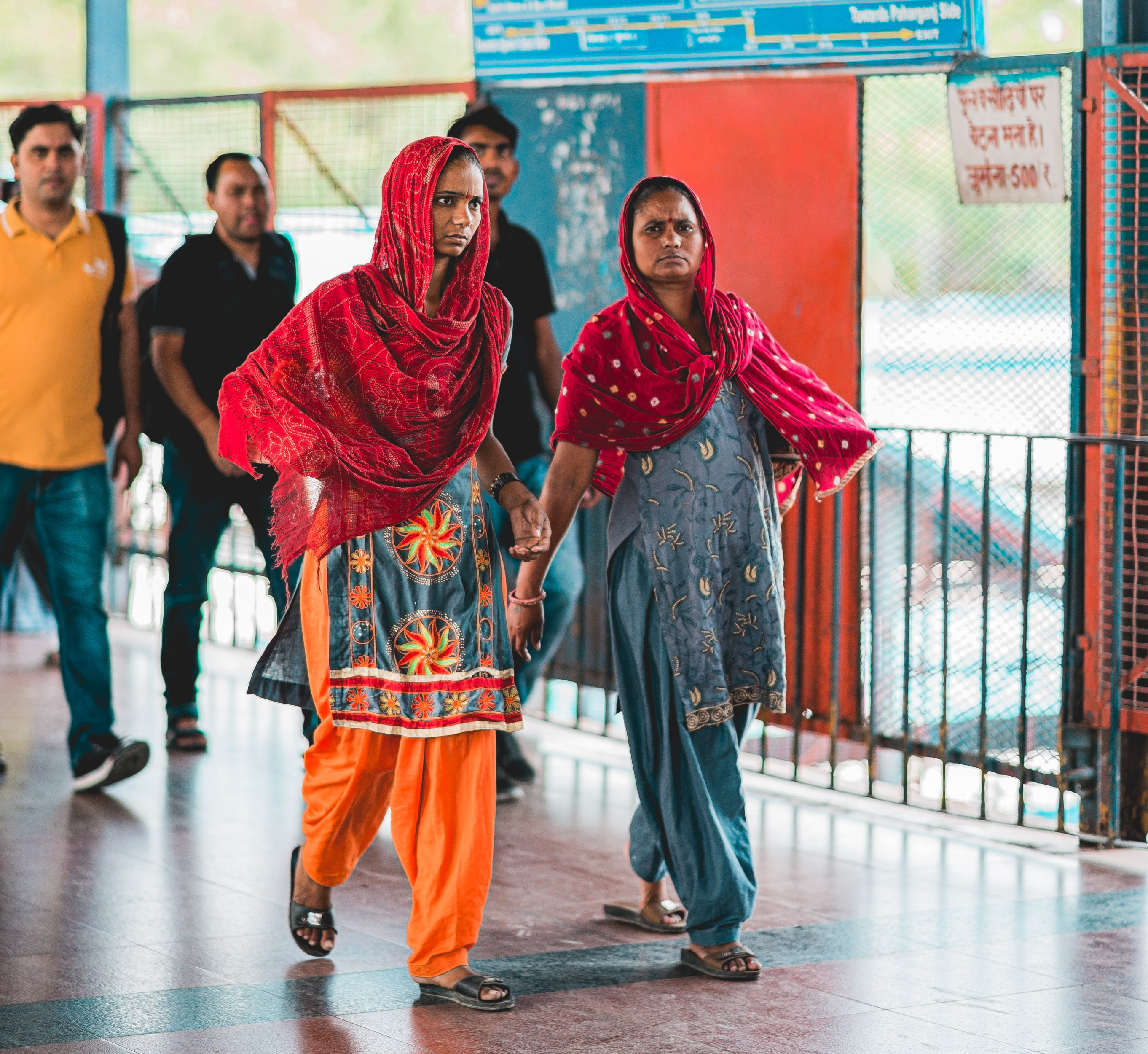 naina.co. naina redhu, the voice of fashion, TVoF, commissioned photo story, photo essay, photo story, photography assignment, photo assignment, NDLS, New Delhi, Railway Station, Railway Look, Airport Look, EyesForStreetStyle, Street Style, India Street Style, Railway Station Street Style