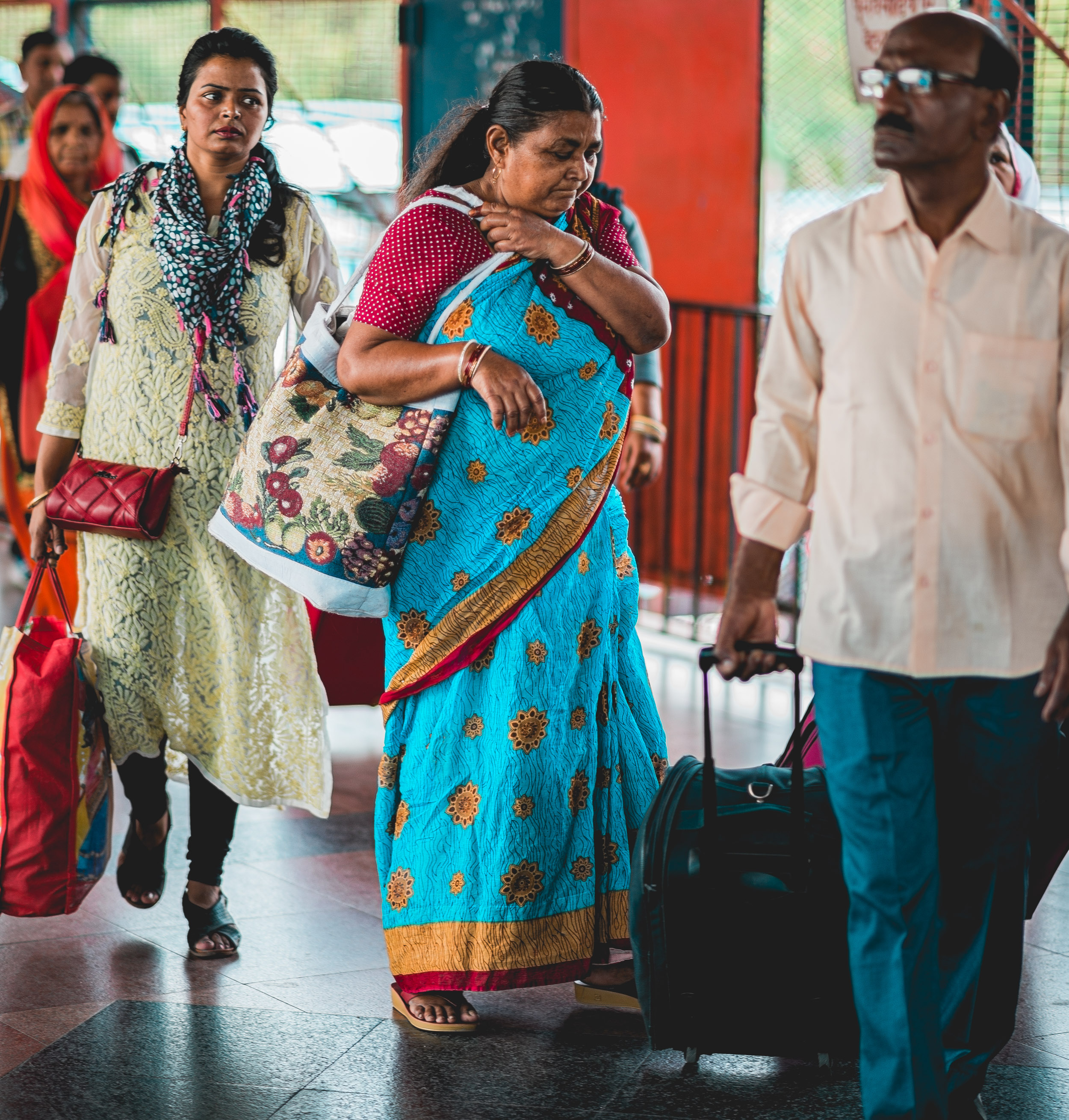 naina.co. naina redhu, the voice of fashion, TVoF, commissioned photo story, photo essay, photo story, photography assignment, photo assignment, NDLS, New Delhi, Railway Station, Railway Look, Airport Look, EyesForStreetStyle, Street Style, India Street Style, Railway Station Street Style