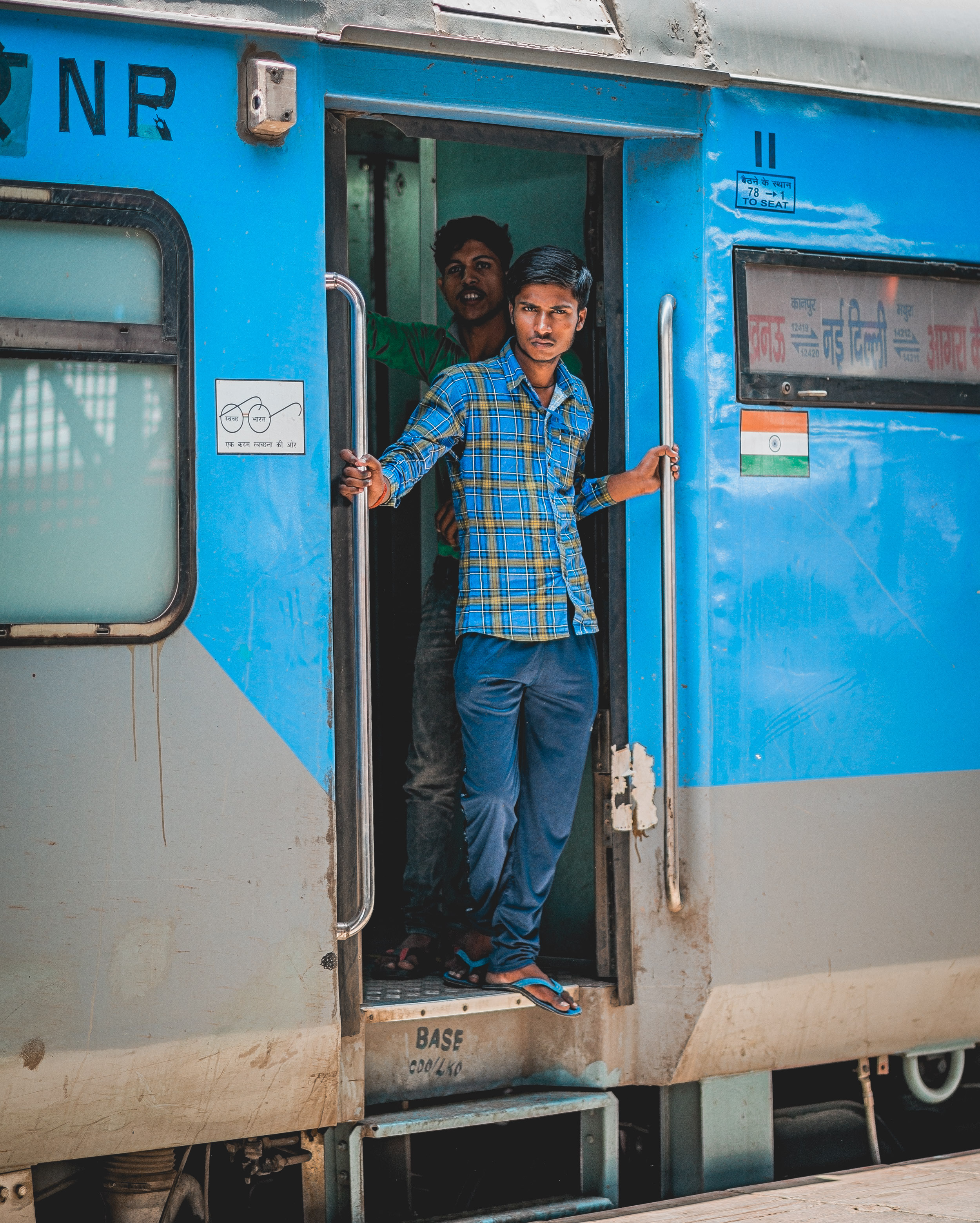 naina.co. naina redhu, the voice of fashion, TVoF, commissioned photo story, photo essay, photo story, photography assignment, photo assignment, NDLS, New Delhi, Railway Station, Railway Look, Airport Look, EyesForStreetStyle, Street Style, India Street Style, Railway Station Street Style