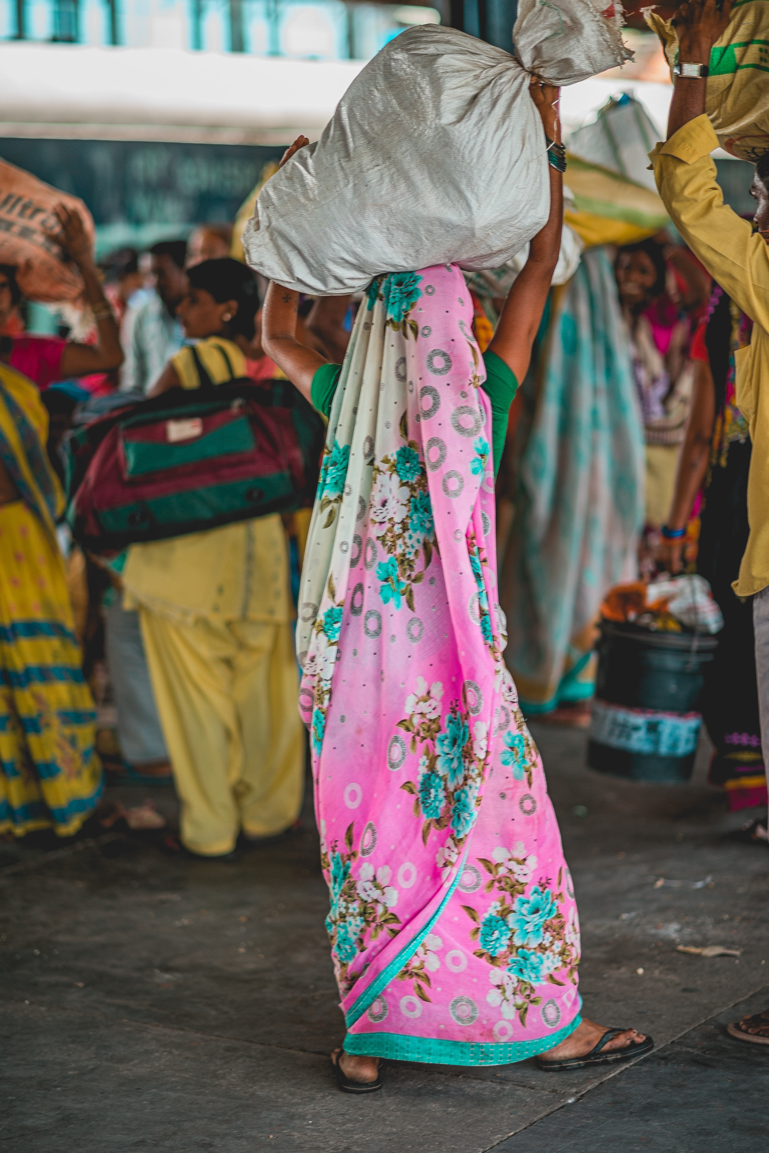 naina.co. naina redhu, the voice of fashion, TVoF, commissioned photo story, photo essay, photo story, photography assignment, photo assignment, NDLS, New Delhi, Railway Station, Railway Look, Airport Look, EyesForStreetStyle, Street Style, India Street Style, Railway Station Street Style