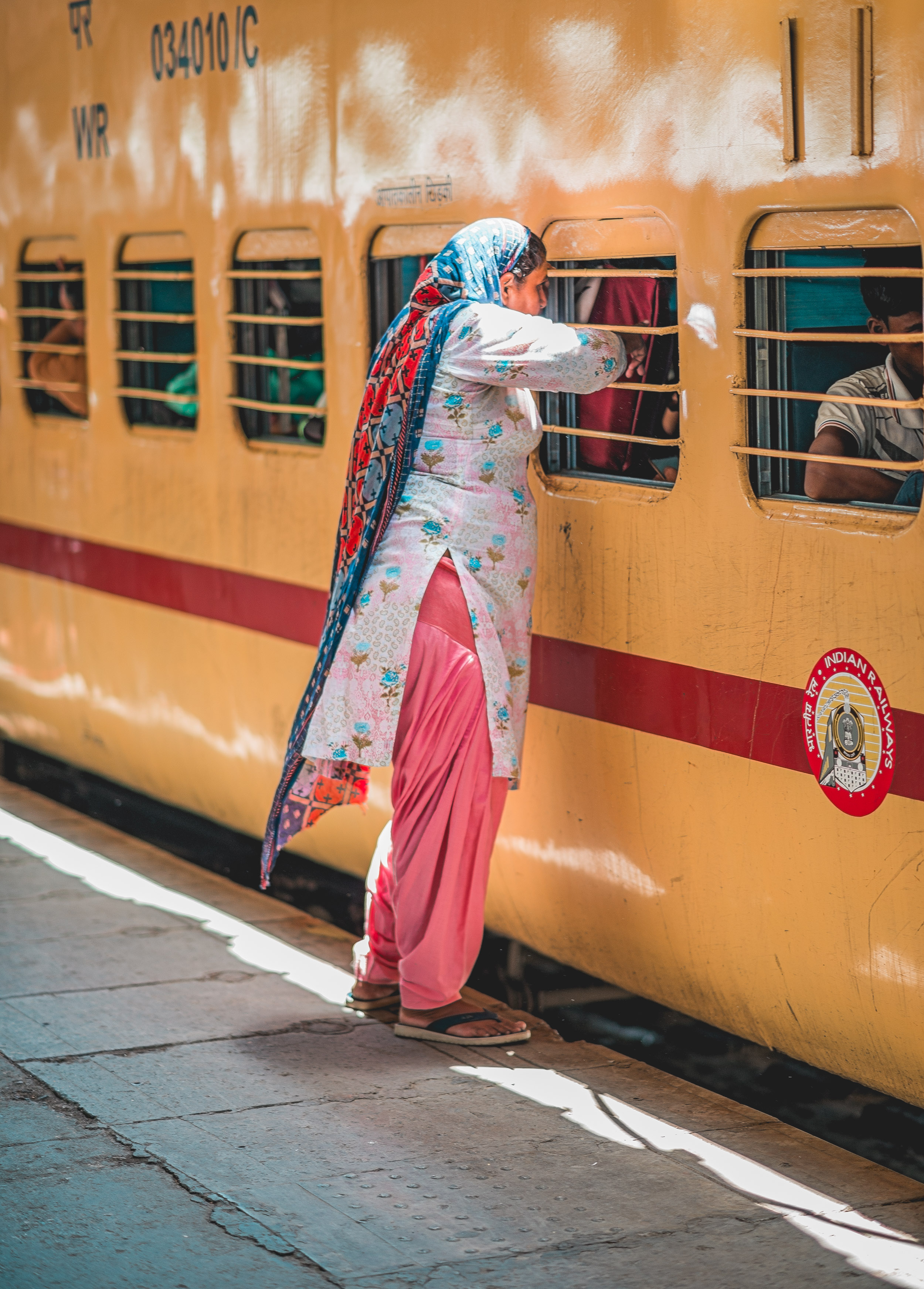 naina.co. naina redhu, the voice of fashion, TVoF, commissioned photo story, photo essay, photo story, photography assignment, photo assignment, NDLS, New Delhi, Railway Station, Railway Look, Airport Look, EyesForStreetStyle, Street Style, India Street Style, Railway Station Street Style