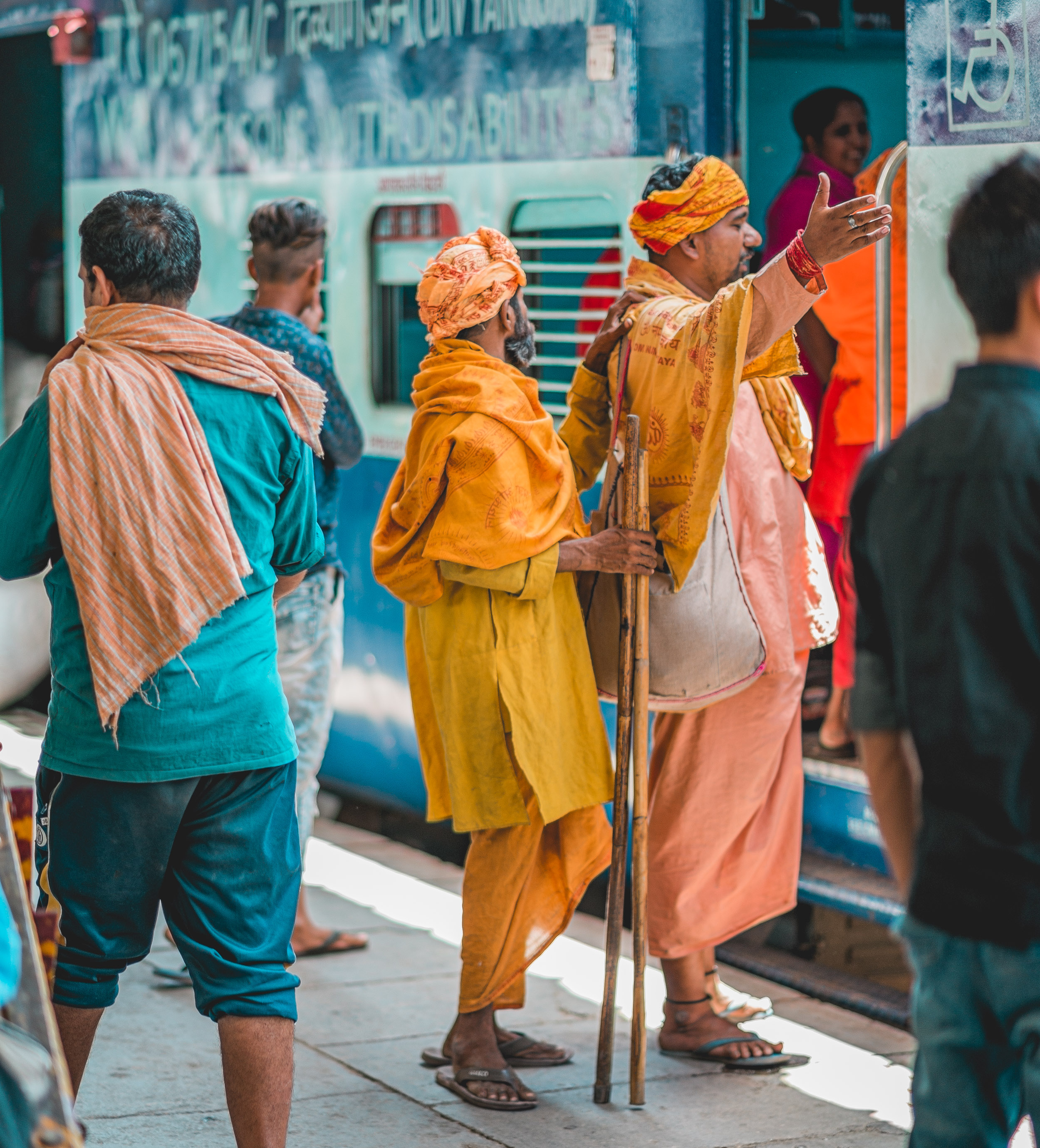 naina.co. naina redhu, the voice of fashion, TVoF, commissioned photo story, photo essay, photo story, photography assignment, photo assignment, NDLS, New Delhi, Railway Station, Railway Look, Airport Look, EyesForStreetStyle, Street Style, India Street Style, Railway Station Street Style