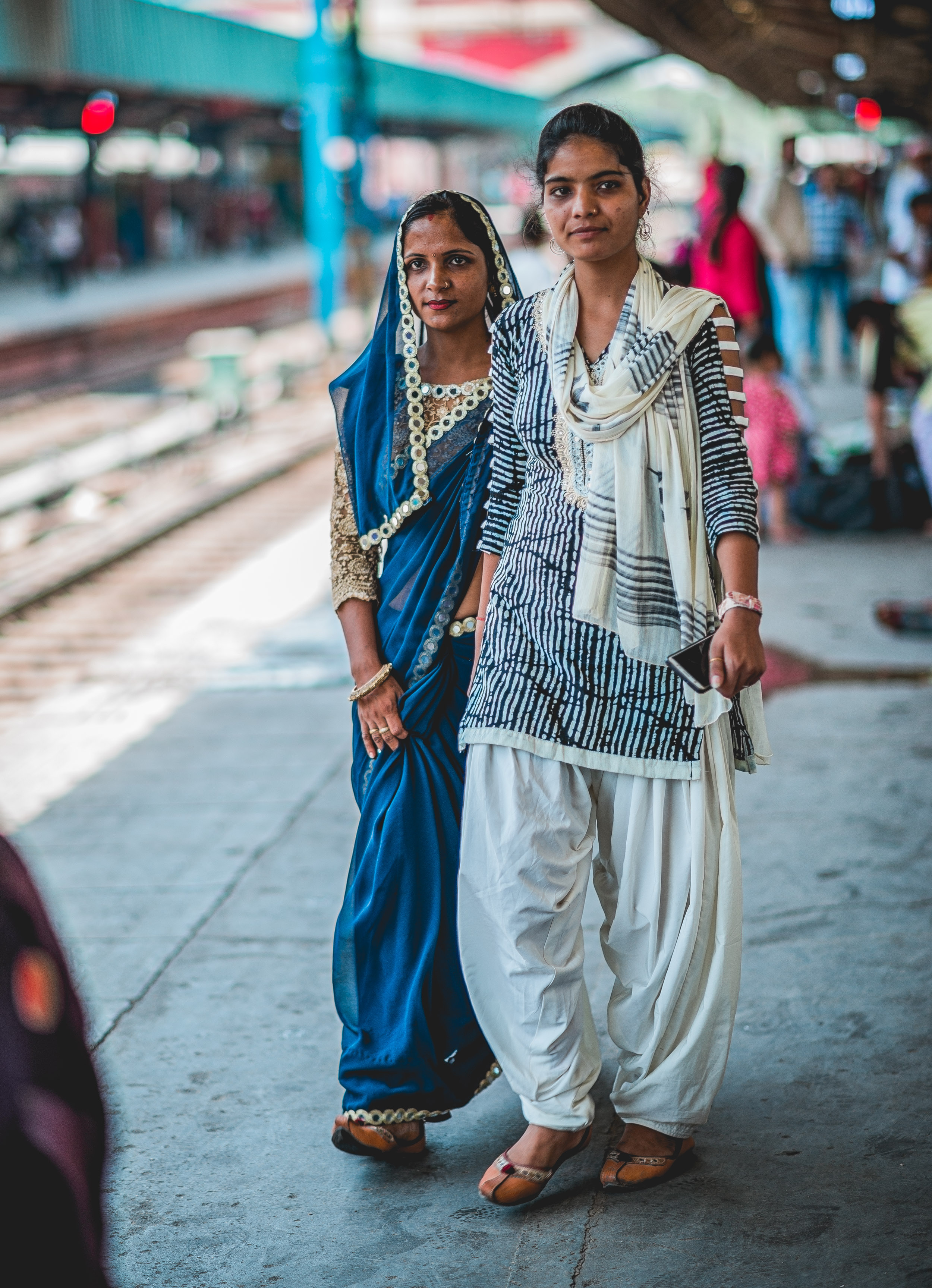 naina.co. naina redhu, the voice of fashion, TVoF, commissioned photo story, photo essay, photo story, photography assignment, photo assignment, NDLS, New Delhi, Railway Station, Railway Look, Airport Look, EyesForStreetStyle, Street Style, India Street Style, Railway Station Street Style