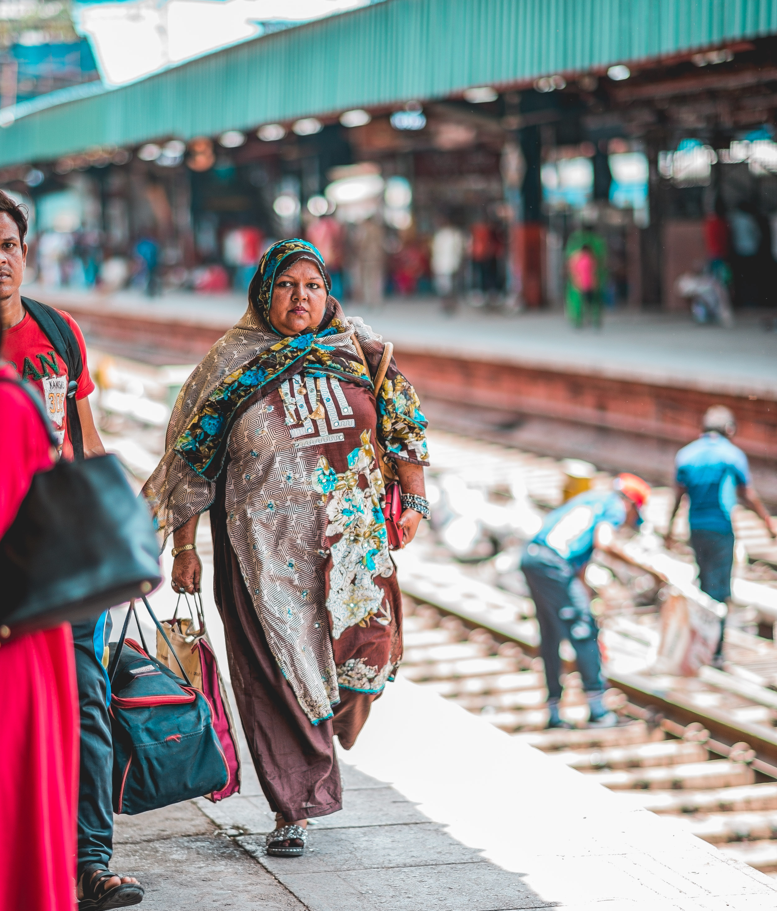 naina.co. naina redhu, the voice of fashion, TVoF, commissioned photo story, photo essay, photo story, photography assignment, photo assignment, NDLS, New Delhi, Railway Station, Railway Look, Airport Look, EyesForStreetStyle, Street Style, India Street Style, Railway Station Street Style