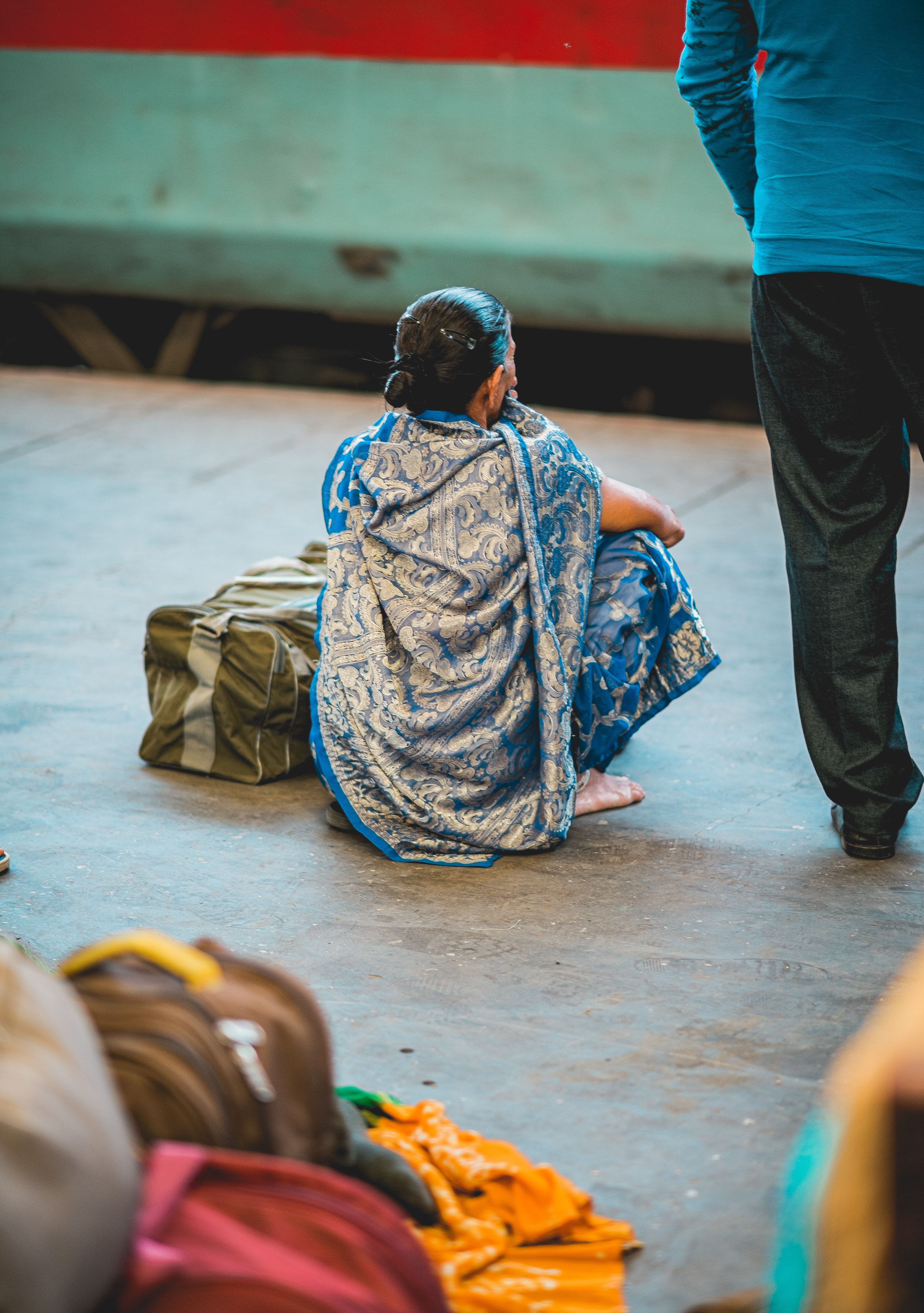 naina.co. naina redhu, the voice of fashion, TVoF, commissioned photo story, photo essay, photo story, photography assignment, photo assignment, NDLS, New Delhi, Railway Station, Railway Look, Airport Look, EyesForStreetStyle, Street Style, India Street Style, Railway Station Street Style