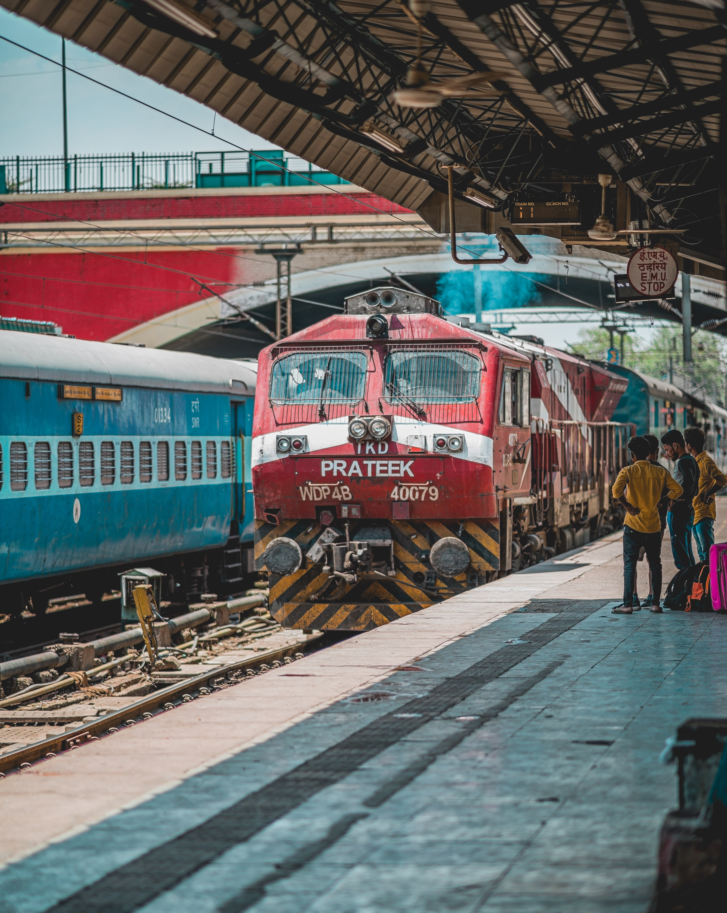 naina.co. naina redhu, the voice of fashion, TVoF, commissioned photo story, photo essay, photo story, photography assignment, photo assignment, NDLS, New Delhi, Railway Station, Railway Look, Airport Look, EyesForStreetStyle, Street Style, India Street Style, Railway Station Street Style