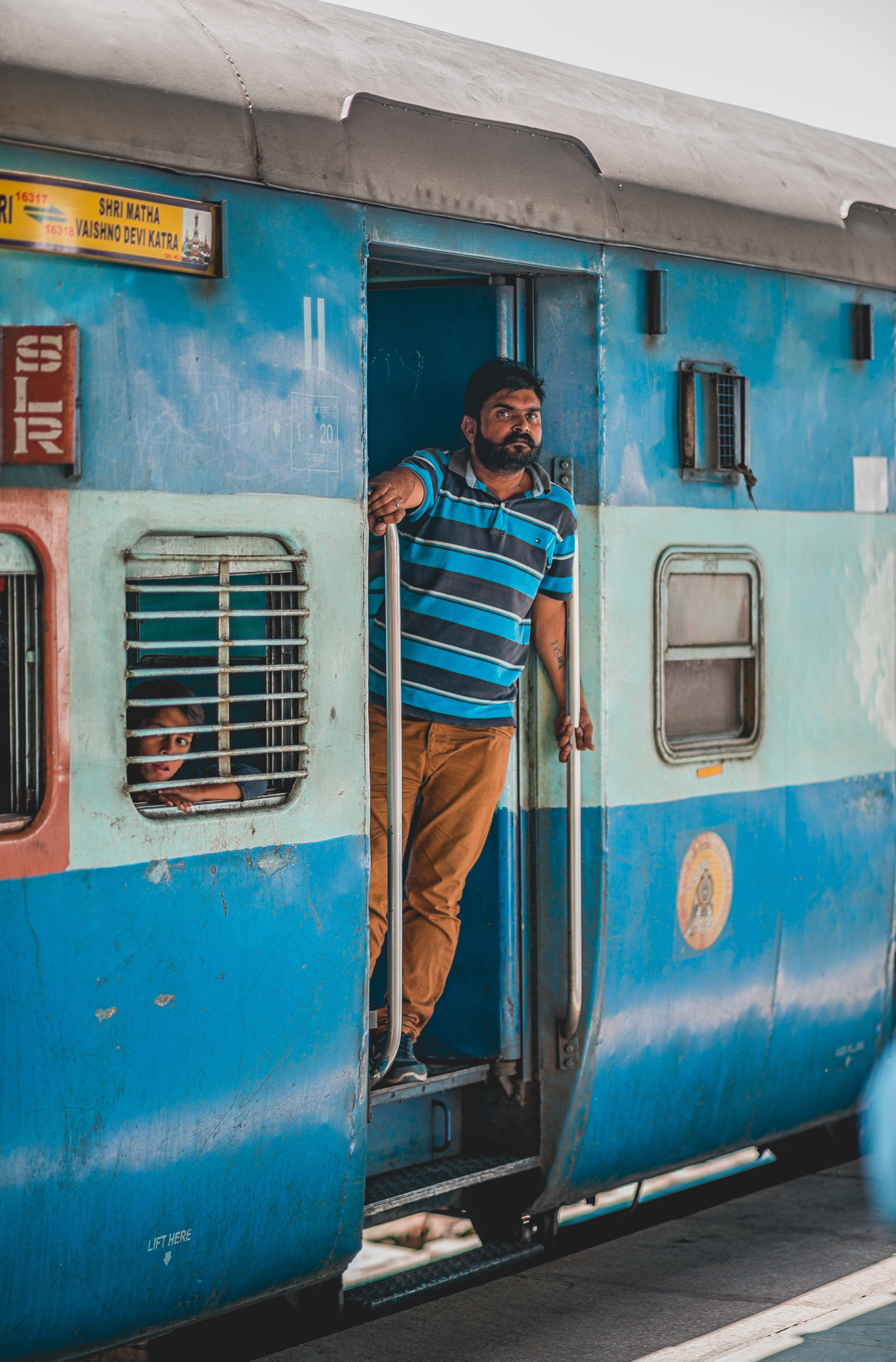 naina.co. naina redhu, the voice of fashion, TVoF, commissioned photo story, photo essay, photo story, photography assignment, photo assignment, NDLS, New Delhi, Railway Station, Railway Look, Airport Look, EyesForStreetStyle, Street Style, India Street Style, Railway Station Street Style