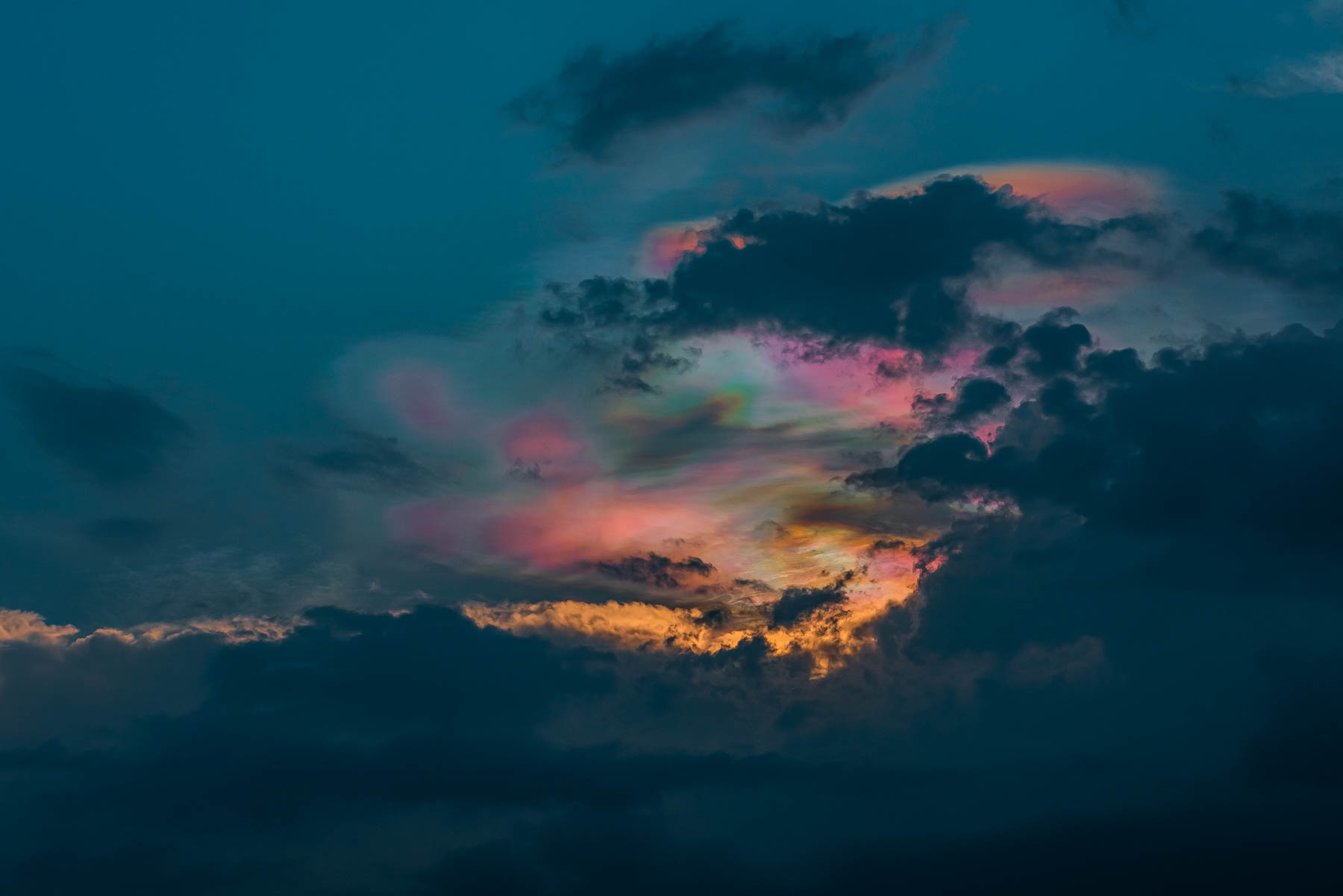 cloud iridescence, iridescent cloud, rainbow cloud, diffractive cloud, sunset, jaisalmer, rajasthan, india, sky phenomenon, rain, monsoon, thunderstorm, eyesfordestinations, eyesforrajasthan, travel photographer, travel blogger, naina redhu, naina.co