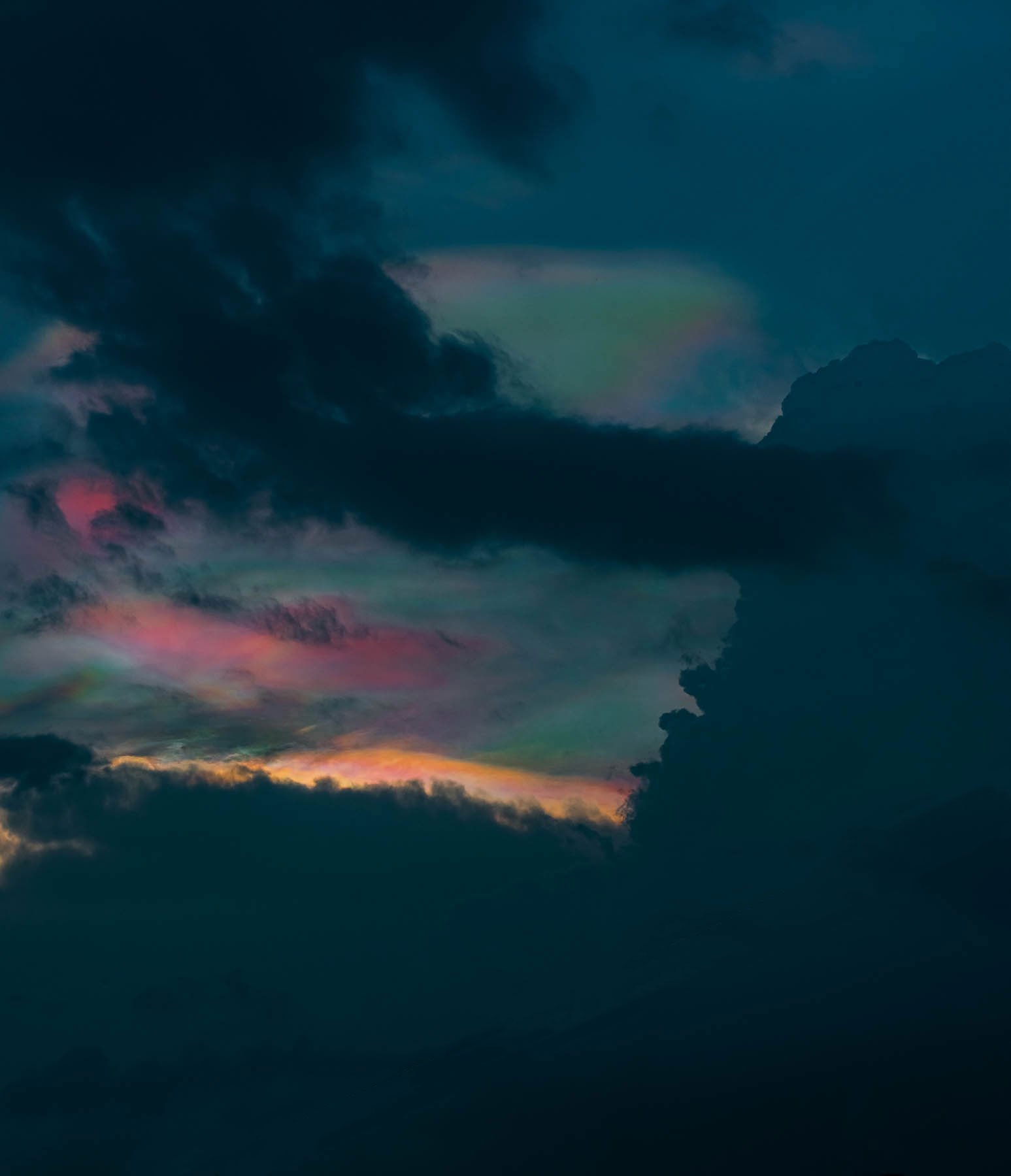 cloud iridescence, iridescent cloud, rainbow cloud, diffractive cloud, sunset, jaisalmer, rajasthan, india, sky phenomenon, rain, monsoon, thunderstorm, eyesfordestinations, eyesforrajasthan, travel photographer, travel blogger, naina redhu, naina.co