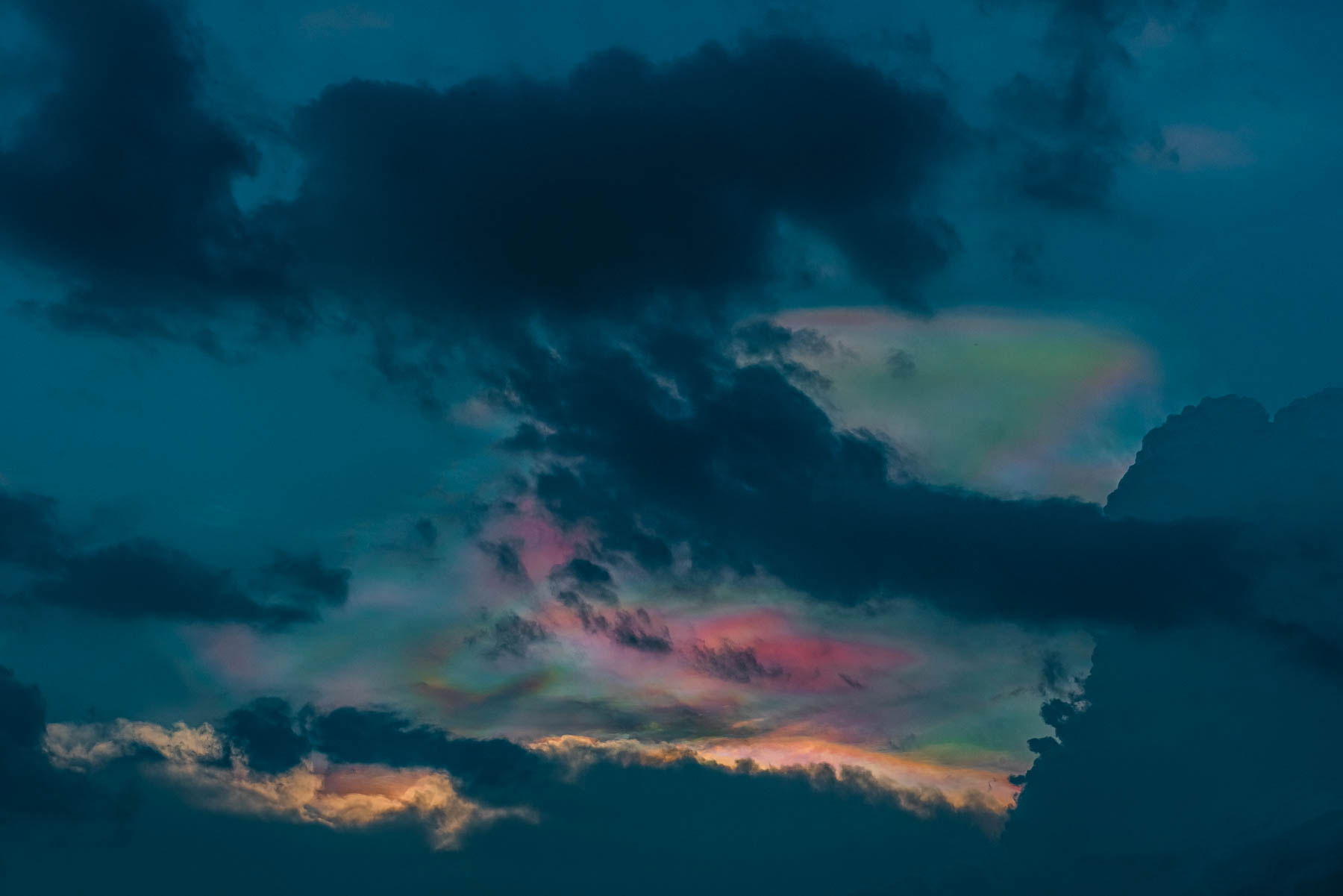 cloud iridescence, iridescent cloud, rainbow cloud, diffractive cloud, sunset, jaisalmer, rajasthan, india, sky phenomenon, rain, monsoon, thunderstorm, eyesfordestinations, eyesforrajasthan, travel photographer, travel blogger, naina redhu, naina.co