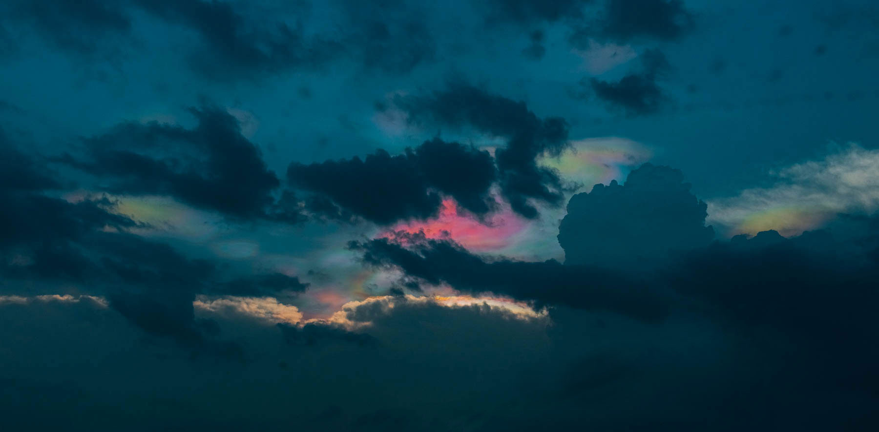 cloud iridescence, iridescent cloud, rainbow cloud, diffractive cloud, sunset, jaisalmer, rajasthan, india, sky phenomenon, rain, monsoon, thunderstorm, eyesfordestinations, eyesforrajasthan, travel photographer, travel blogger, naina redhu, naina.co
