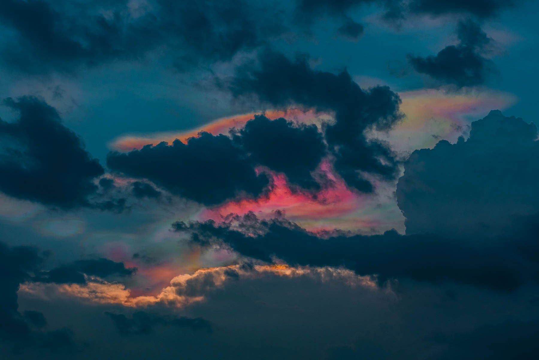 cloud iridescence, iridescent cloud, rainbow cloud, diffractive cloud, sunset, jaisalmer, rajasthan, india, sky phenomenon, rain, monsoon, thunderstorm, eyesfordestinations, eyesforrajasthan, travel photographer, travel blogger, naina redhu, naina.co