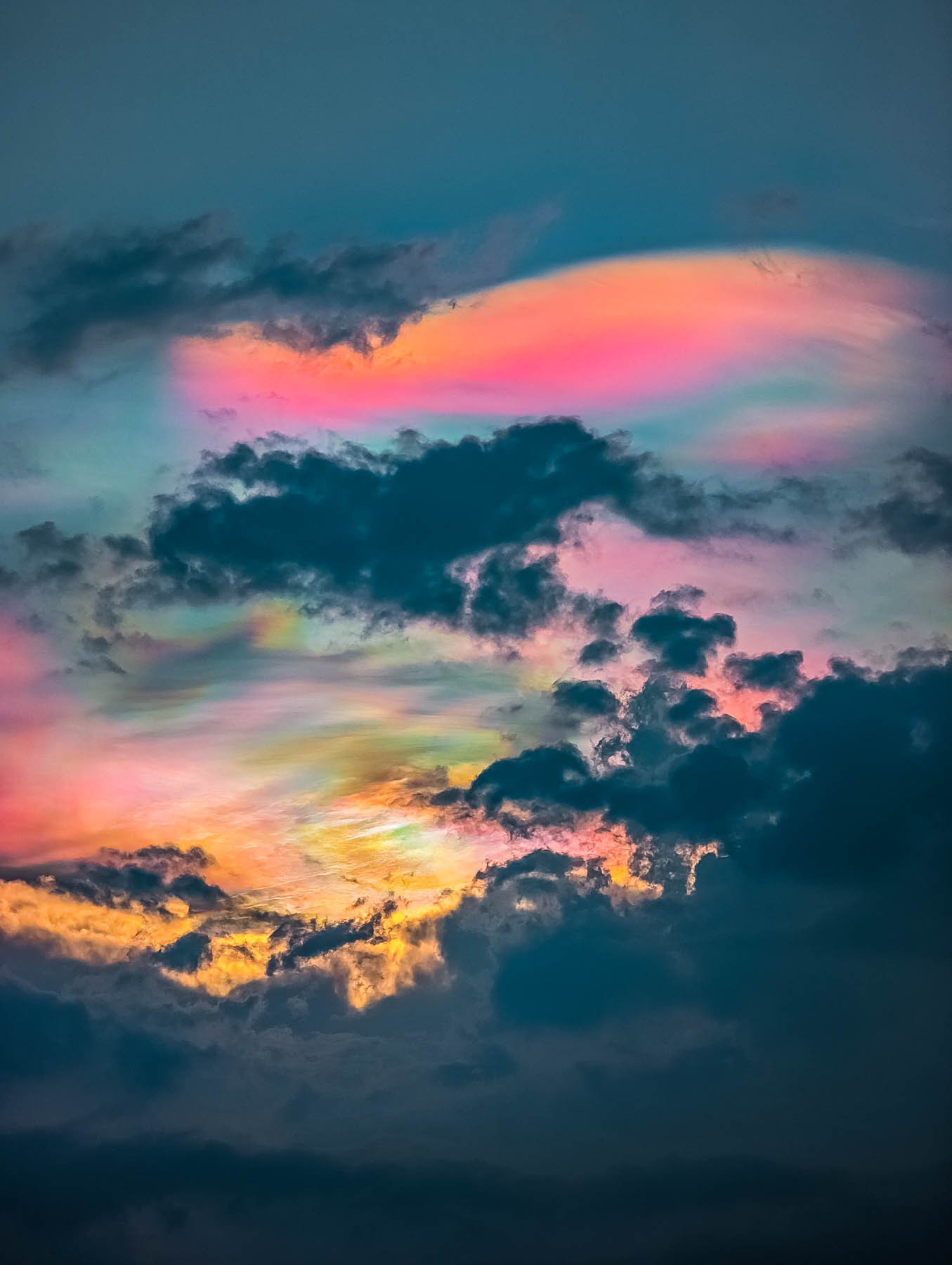 cloud iridescence, iridescent cloud, rainbow cloud, diffractive cloud, sunset, jaisalmer, rajasthan, india, sky phenomenon, rain, monsoon, thunderstorm, eyesfordestinations, eyesforrajasthan, travel photographer, travel blogger, naina redhu, naina.co