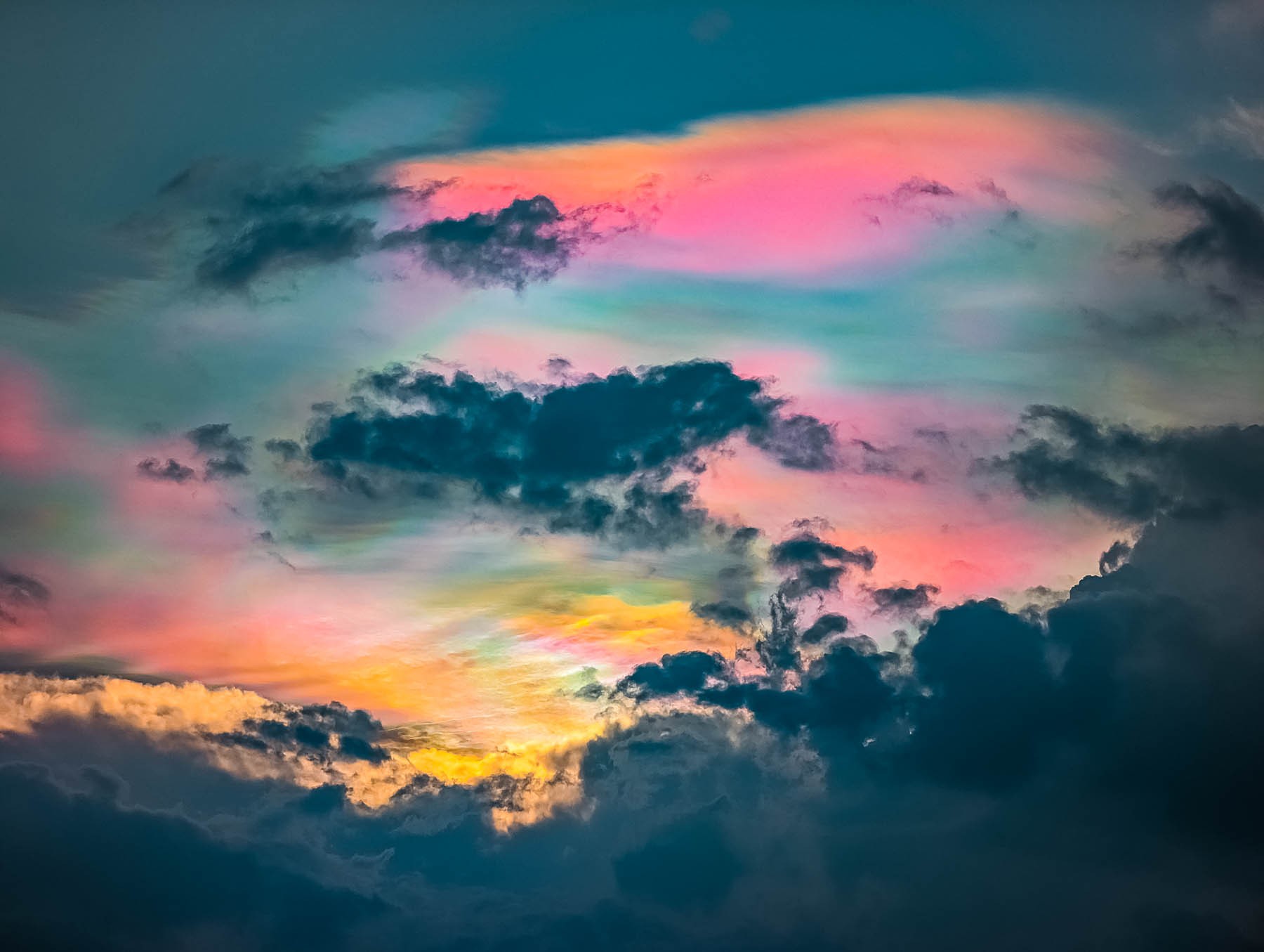 cloud iridescence, iridescent cloud, rainbow cloud, diffractive cloud, sunset, jaisalmer, rajasthan, india, sky phenomenon, rain, monsoon, thunderstorm, eyesfordestinations, eyesforrajasthan, travel photographer, travel blogger, naina redhu, naina.co