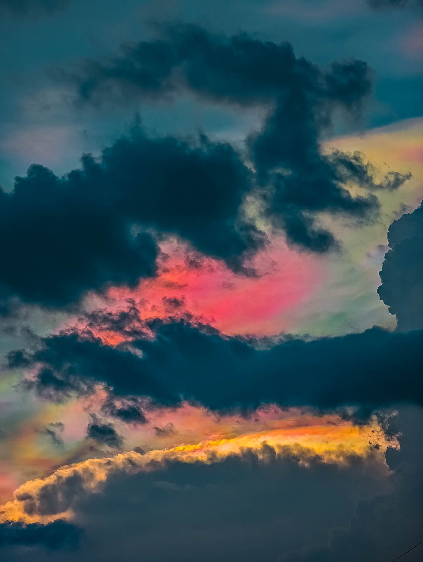 cloud iridescence, iridescent cloud, rainbow cloud, diffractive cloud, sunset, jaisalmer, rajasthan, india, sky phenomenon, rain, monsoon, thunderstorm, eyesfordestinations, eyesforrajasthan, travel photographer, travel blogger, naina redhu, naina.co