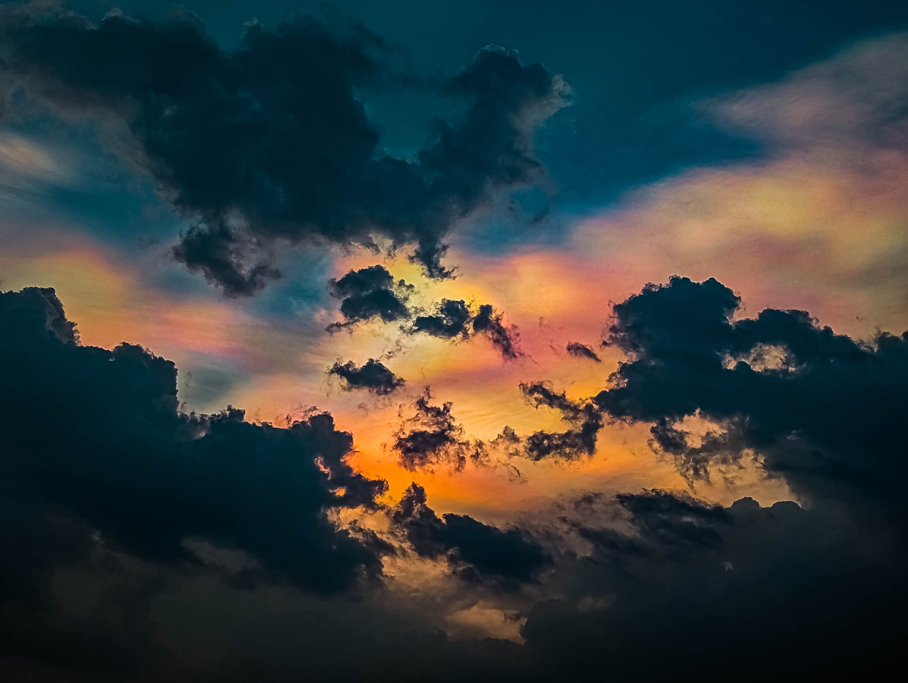 cloud iridescence, iridescent cloud, rainbow cloud, diffractive cloud, sunset, jaisalmer, rajasthan, india, sky phenomenon, rain, monsoon, thunderstorm, eyesfordestinations, eyesforrajasthan, travel photographer, travel blogger, naina redhu, naina.co