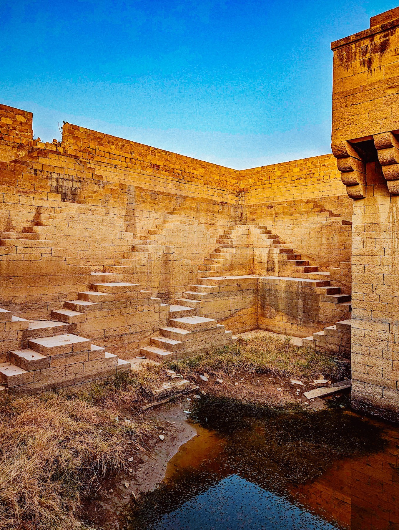 moolsagar, naina redhu, naina.co, jaisalmer, rajasthan, maharawal chaitanya raj singh, abhishti, brocade, festive wear, green shoes, green leather, silver brocade on blue, google pixel 7 pro, teampixel, nainaxgoogle, moolraj sagar, jaisalmer stepwell, jaisalmer baori, sachin singh