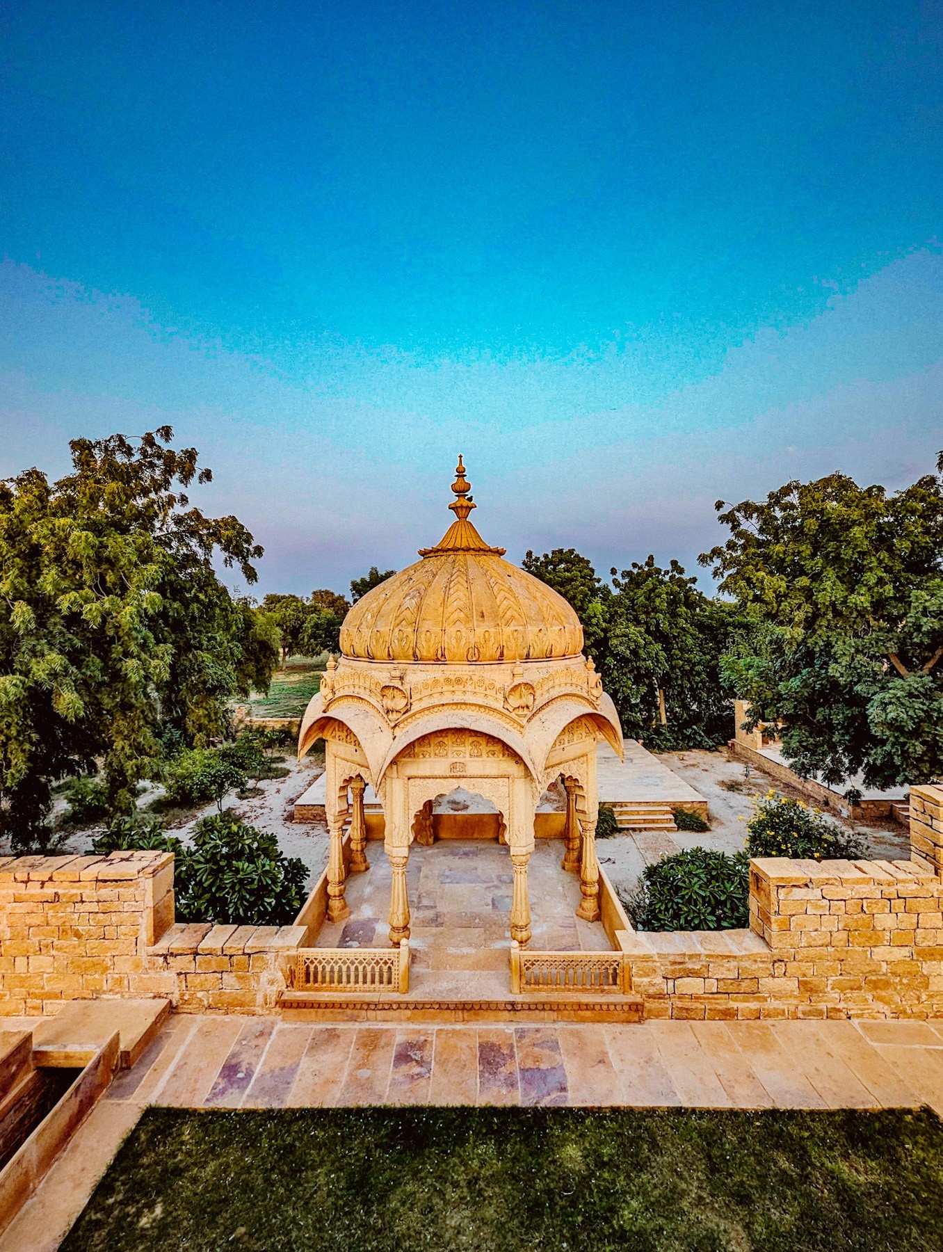 moolsagar, naina redhu, naina.co, jaisalmer, rajasthan, maharawal chaitanya raj singh, abhishti, brocade, festive wear, green shoes, green leather, silver brocade on blue, google pixel 7 pro, teampixel, nainaxgoogle, moolraj sagar, jaisalmer stepwell, jaisalmer baori, sachin singh