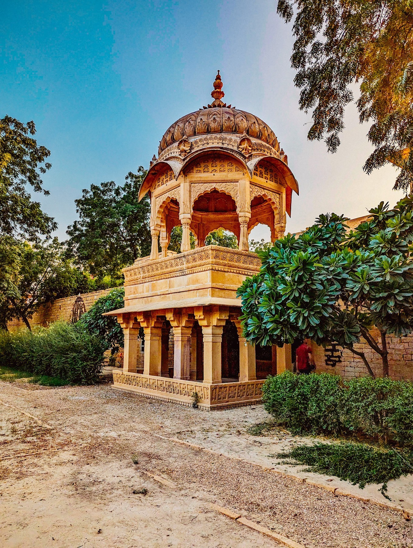 moolsagar, naina redhu, naina.co, jaisalmer, rajasthan, maharawal chaitanya raj singh, abhishti, brocade, festive wear, green shoes, green leather, silver brocade on blue, google pixel 7 pro, teampixel, nainaxgoogle, moolraj sagar, jaisalmer stepwell, jaisalmer baori, sachin singh