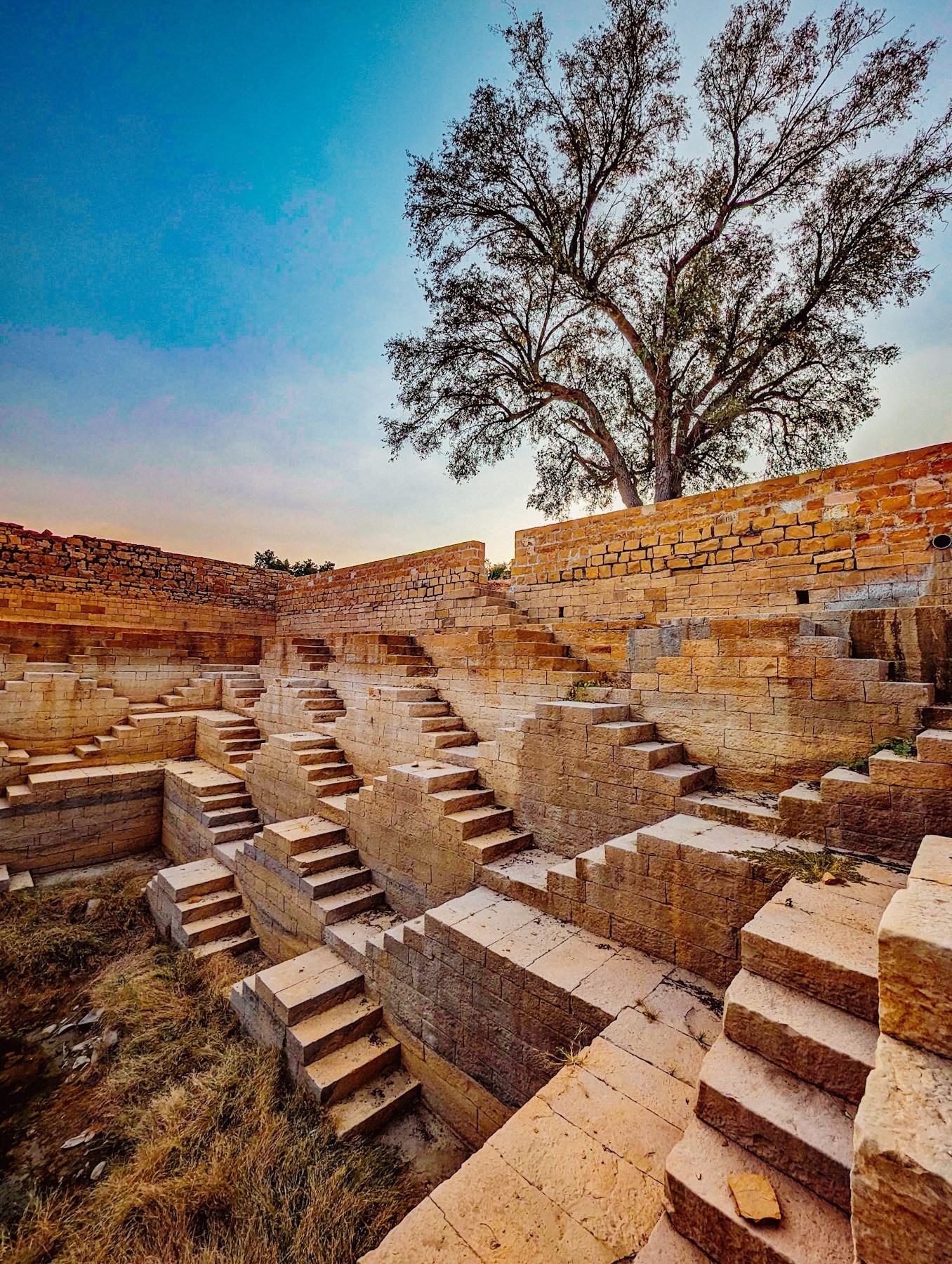 moolsagar, naina redhu, naina.co, jaisalmer, rajasthan, maharawal chaitanya raj singh, abhishti, brocade, festive wear, green shoes, green leather, silver brocade on blue, google pixel 7 pro, teampixel, nainaxgoogle, moolraj sagar, jaisalmer stepwell, jaisalmer baori, sachin singh