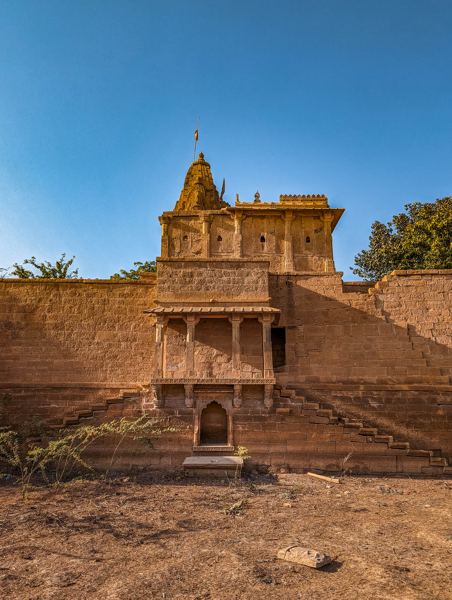 amar sagar, jaisalmer, maharawal akhai singh, lake, palace, rajasthan, stone figurines, slanted steps, stone steps, heritage site