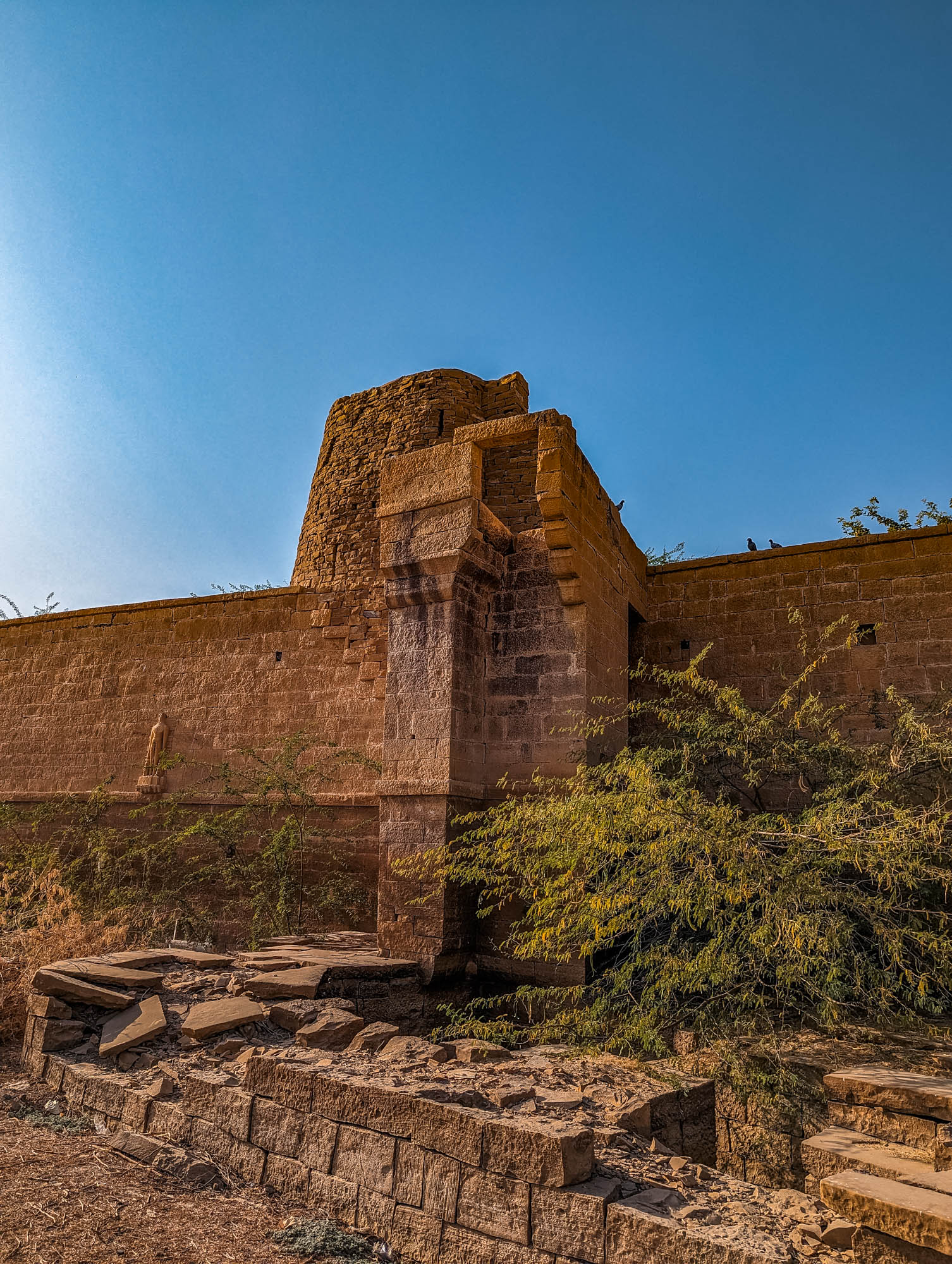 amar sagar, jaisalmer, maharawal akhai singh, lake, palace, rajasthan, stone figurines, slanted steps, stone steps, heritage site