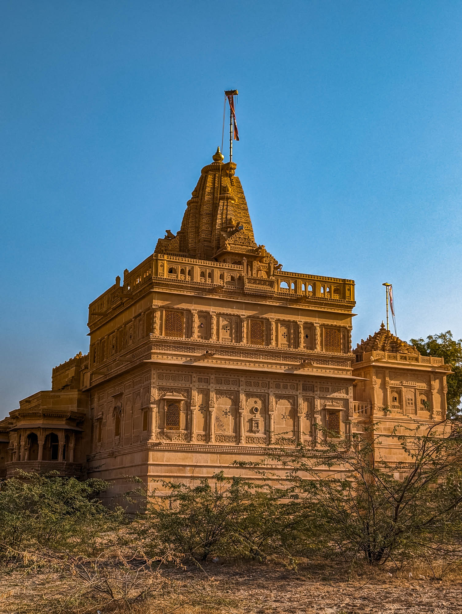 amar sagar, jaisalmer, maharawal akhai singh, lake, palace, rajasthan, stone figurines, slanted steps, stone steps, heritage site