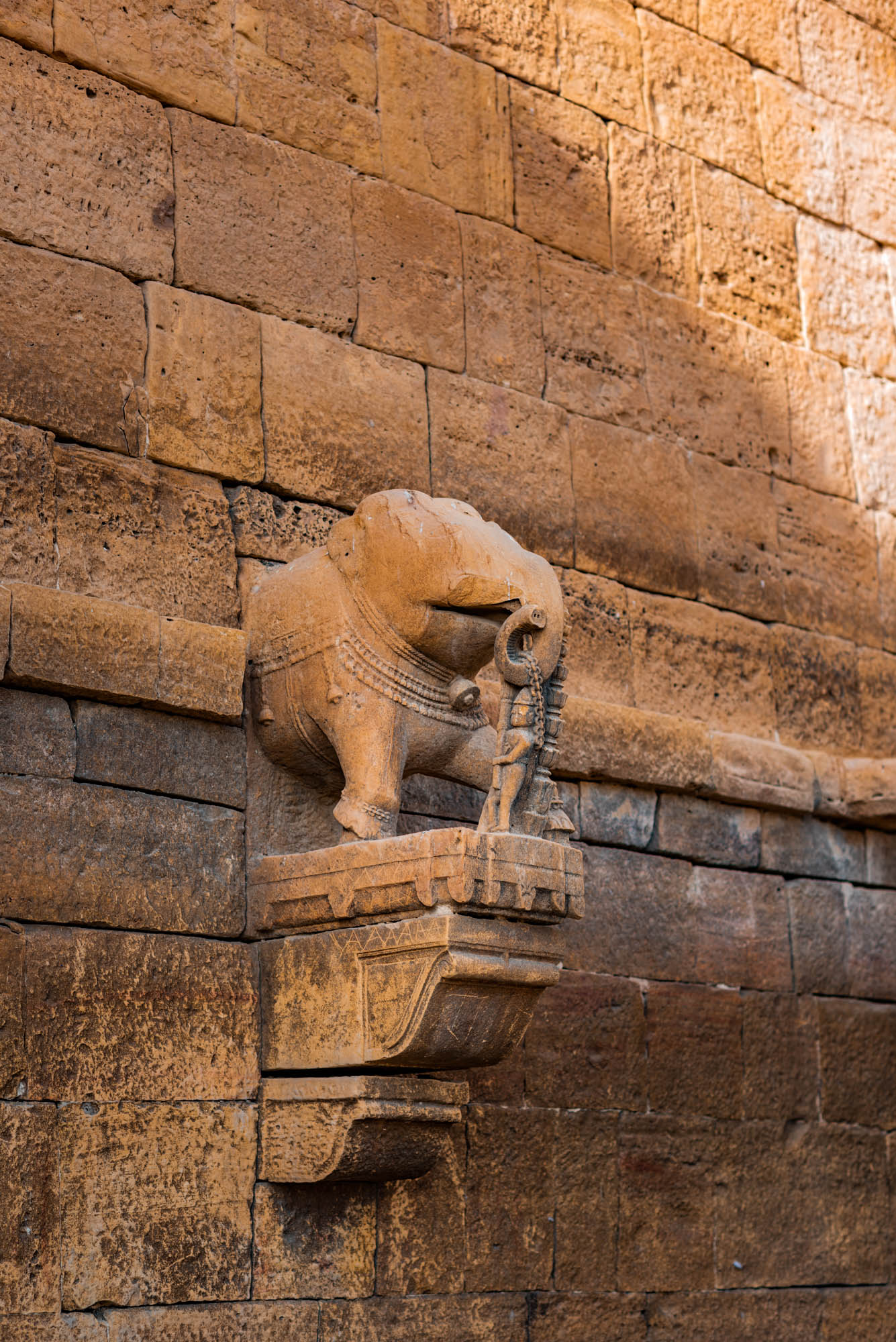 amar sagar, jaisalmer, maharawal akhai singh, lake, palace, rajasthan, stone figurines, slanted steps, stone steps, heritage site