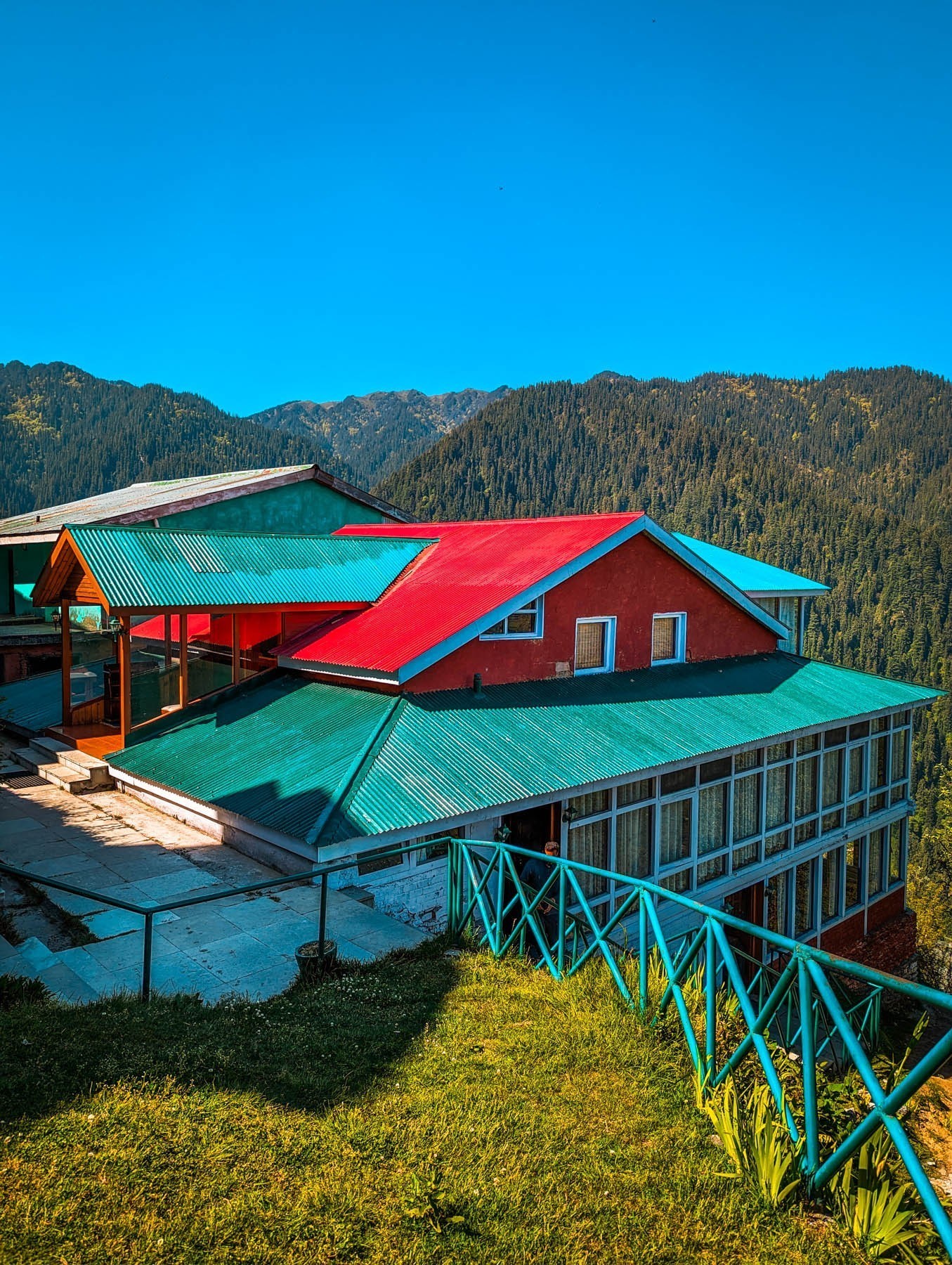 banjara experiences, naina redhu, naina.co, banjara village retreat, sojha, himachal pradesh, eyesfordestinations, mountains, swimming in the river, cat, sheep, sunsets, shoja, plum wine, travel photographer, landscape photographer, #NAINAxBanjaraExperiences